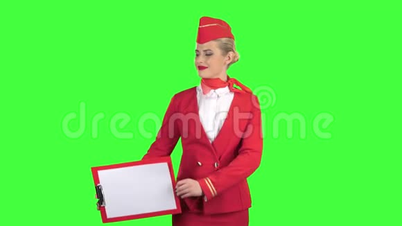 空姐用一张白纸举起一个红色的文件夹绿色屏幕视频的预览图