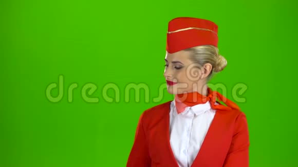 空姐用一张白纸举起一个红色的文件夹绿色屏幕视频的预览图