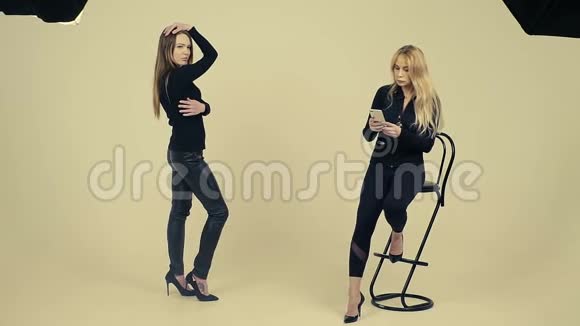 女模特在摄影棚摆姿势拍照女教师训练模特慢动作视频的预览图