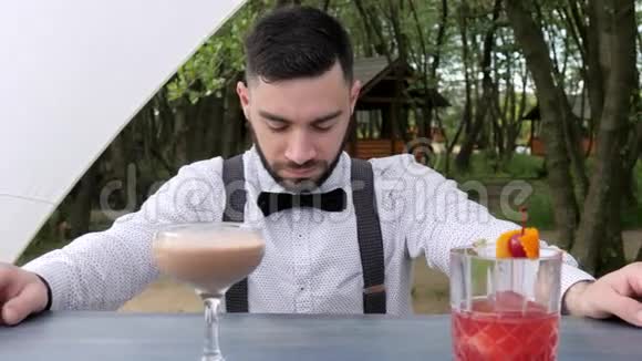 酒吧服务员的画像酒吧服务员的特写酒吧后面的酒保酒吧服务员提交酒精彩色冰镇饮料视频的预览图