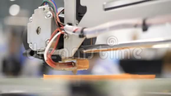 用塑料丝丝在3D打印机上打印关闭手工3d打印机原型4K科学研究视频的预览图