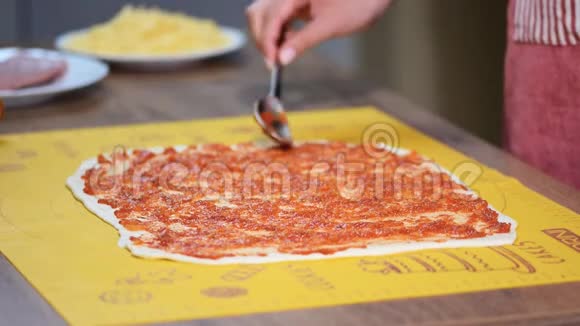 把番茄酱放在披萨上面视频的预览图