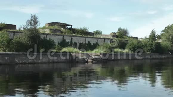 废墟堡垒倒映在水中视频的预览图