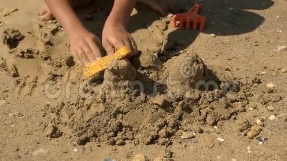 小孩子在海边的沙滩上玩耍视频的预览图