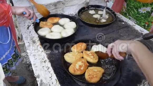 在炉子上的煎锅里用油煎饼烹饪馅饼的传统视频的预览图
