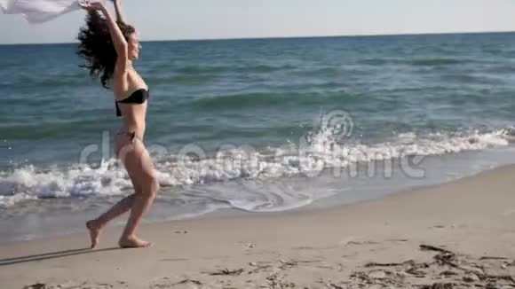 自由快乐的女人穿着泳衣的快乐女孩在沙滩和沙滩上奔跑在热带地区进行夏季旅行视频的预览图