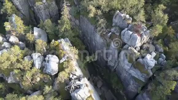 在表山国家公园的SzczeliniecWielki上形成了惊人的岩石波兰Sudetes旅游景点视频的预览图