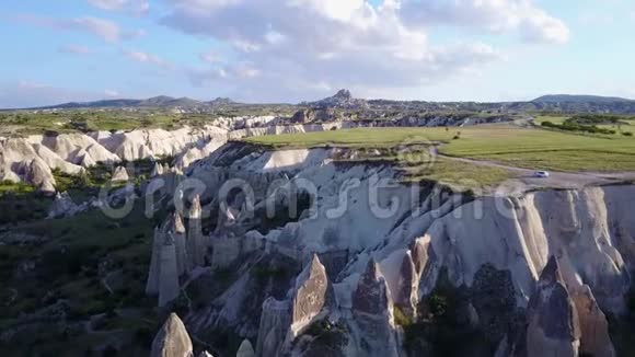 土耳其卡帕多西亚乌尔古普的仙女烟囱空中景观视频的预览图