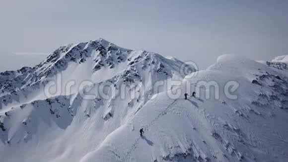 登山徒步登山探险空中飞行史诗山脉攀登成功美丽的山顶冬季视频的预览图