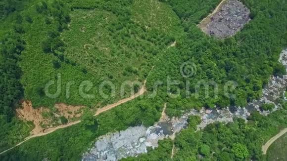 在丛林中的峡谷中Drone沿着山路飞行视频的预览图