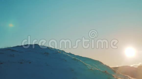 冬雪山景观前风雨山冬天雪日落阳光美丽的风景阳光明媚的冬天视频的预览图
