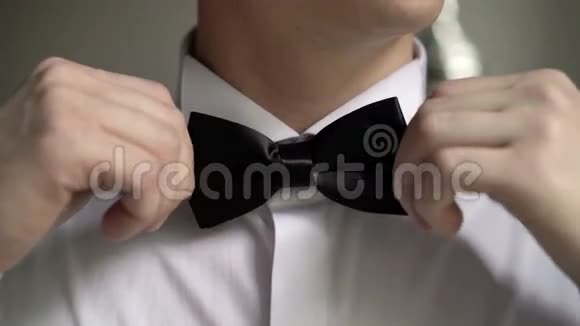男人穿黑色的蝴蝶结视频的预览图