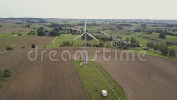 单风机旋转速度快的鸟瞰图有农业田的夏季农村视频的预览图