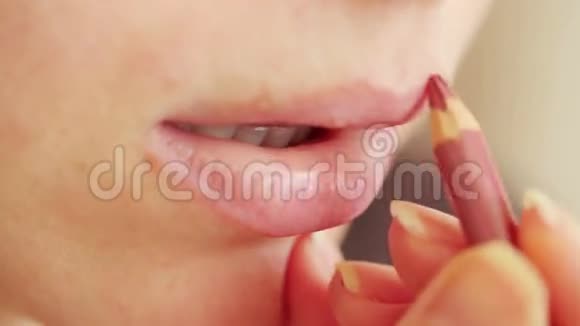 女人嘴唇上的唇线视频的预览图