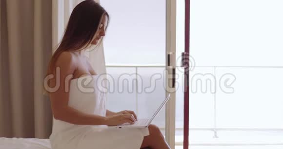 女孩在酒店用笔记本电脑放松视频的预览图