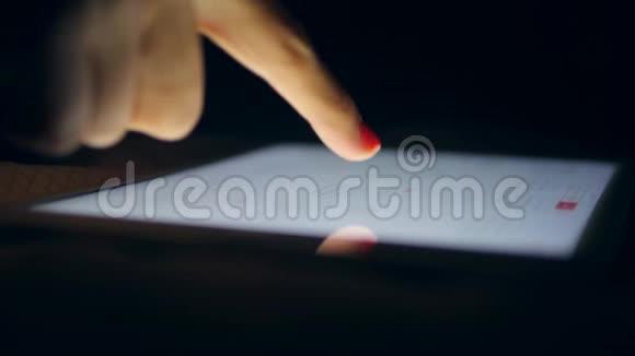 女性手在触摸屏平板电脑设备上浏览数字日历4K慢动作视频的预览图