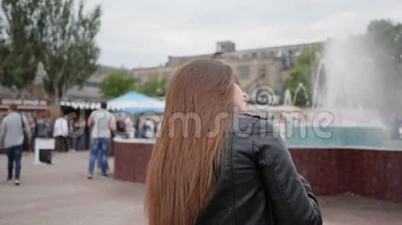 肖像快乐的女性转向相机给人可爱的微笑快乐的女孩手里拿着鸡尾酒迷人的女人视频的预览图