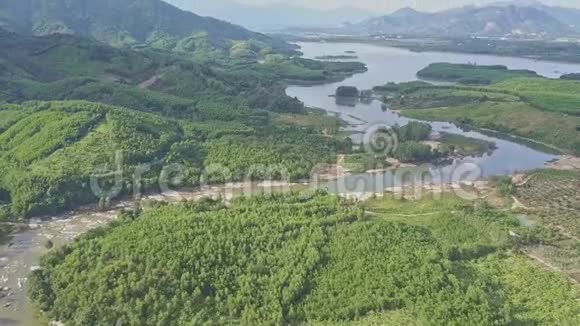 上全景河在高地上流入湖泊视频的预览图