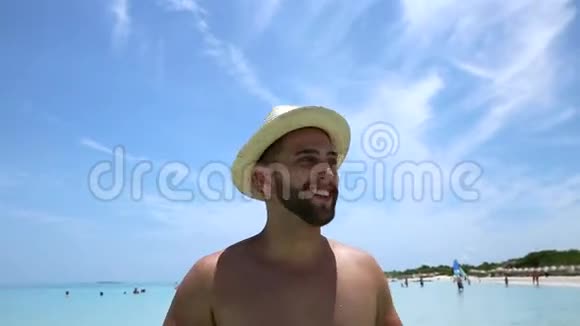 快乐的男人在海滩上跳舞视频的预览图
