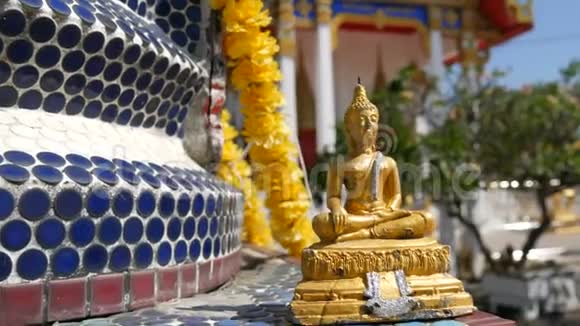 金佛像背景上的一座美丽的镀金寺庙有各种装饰和宗教视频的预览图