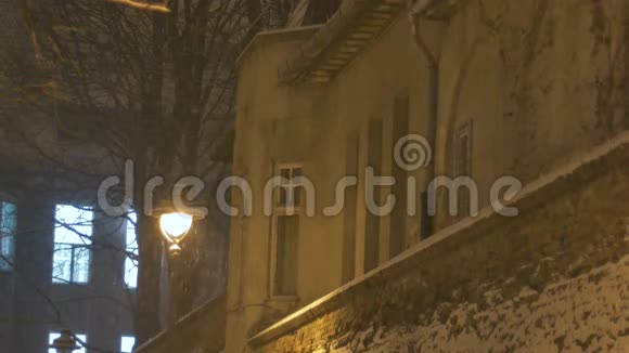 夜雪屋墙视频的预览图