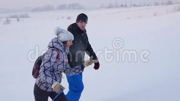 一家人用雪管升到雪山冬天的雪景户外运动视频的预览图