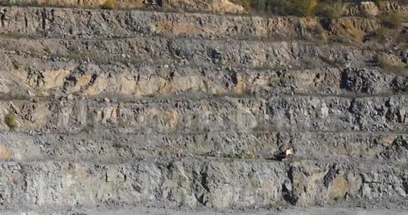 采石场全景一个大型采石场的全景采石场的道路视频的预览图