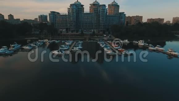 带码头和船的豪华公寓的空中景观视频的预览图