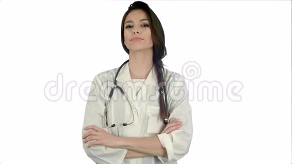 年轻自信的女医生在白色背景上竖起手指的画像视频的预览图