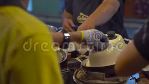 在泰国的一个夜市上烹饪异国情调的泰国煎饼的过程泰国菜的概念亚洲粮食概念视频的预览图