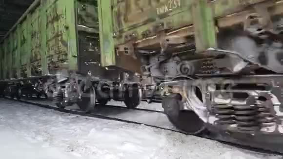 货运火车在冬天乘坐视频的预览图
