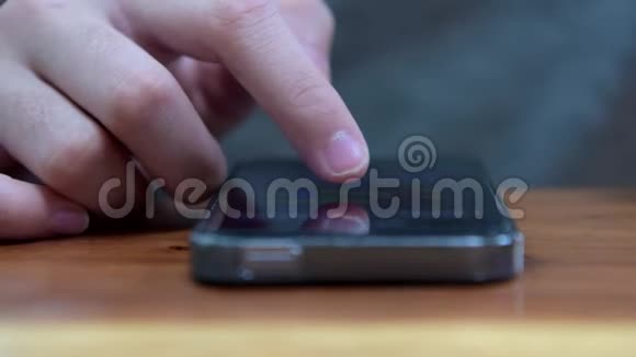 手指触摸和滑动智能手机视频的预览图