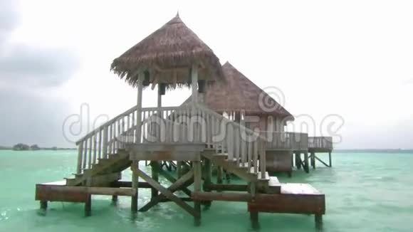 小木屋豪华度假酒店位于马尔代夫岛屿海景的绿松石海水热带天堂视频的预览图