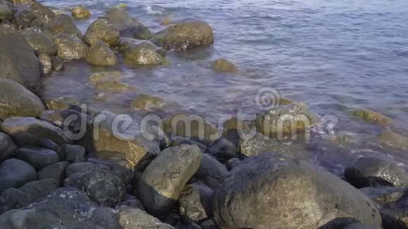 水溅在岩石海岸的一天视频的预览图