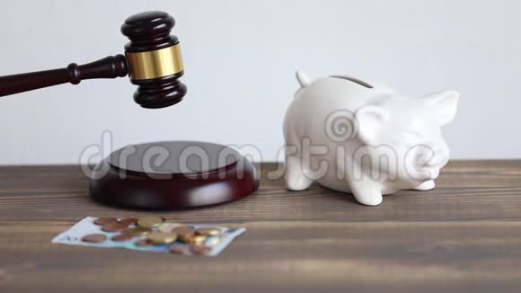金钱与正义观念鞭笞法官锤桌上有欧元硬币和储蓄罐视频的预览图