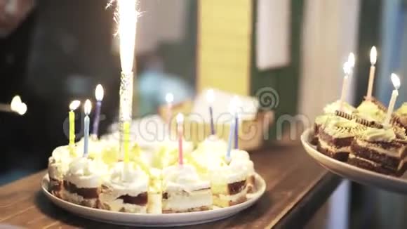 在儿童集市上放两个带有火花的生日蛋糕视频的预览图