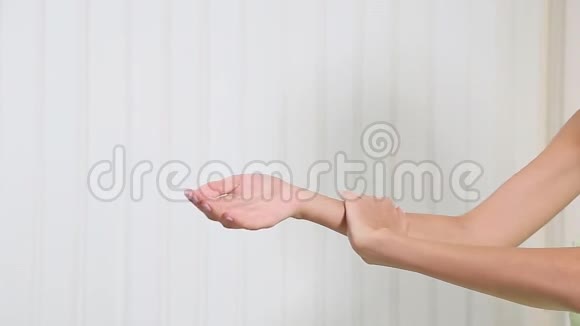 女孩擦手霜做手部按摩视频的预览图
