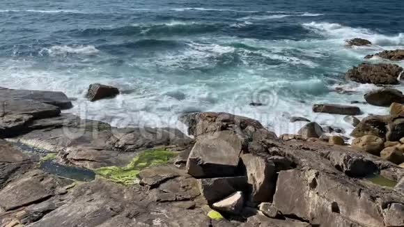 海浪拍打着岩石海岸的顶部视频的预览图