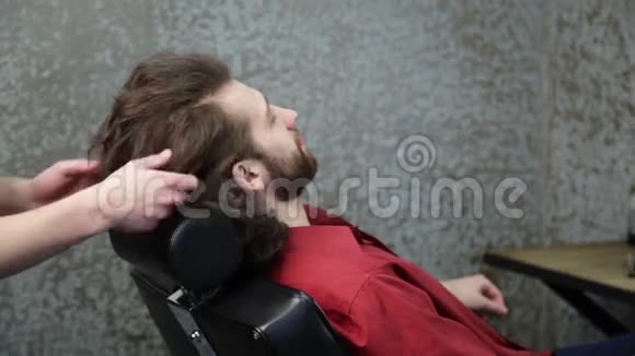 理发师为理发准备男人的胡子视频的预览图