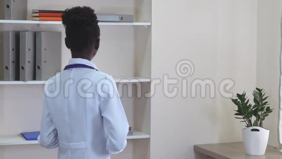 非洲医生转向相机微笑视频的预览图