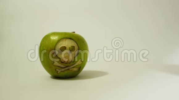 注射器插入一个绿色苹果与雕刻的头骨代表性的图像使用转基因物质在食品中视频的预览图
