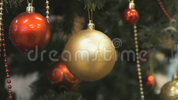 悬挂圣诞树的圣诞玩具玻璃球视频的预览图