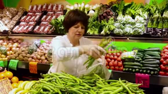 市场上买青豆的成熟女人视频的预览图