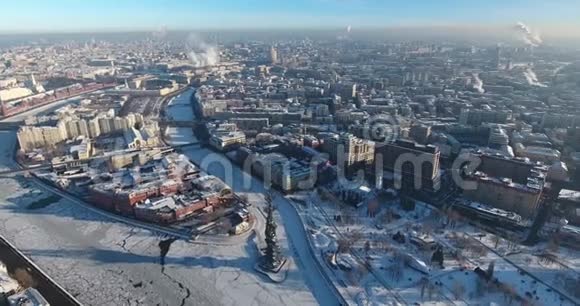 冬季莫斯科的空中景色在寒冷的晴天中心河流视频的预览图