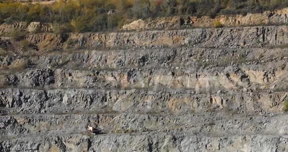 采石场全景一个大型采石场全景采石场内道路大型露天铁矿视频的预览图