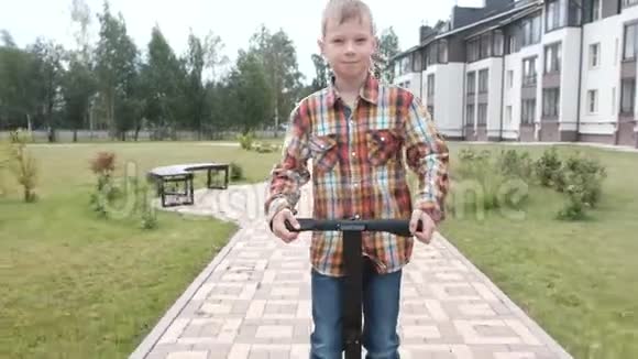 男孩在家附近骑着陀螺滑板车视频的预览图