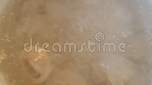 肉汤圆用平底锅做特写在沸水中饺子烹饪锅贴视频的预览图