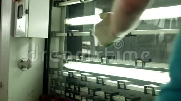 生产和制造双层玻璃窗和PVC窗一名男工在生产线上安装玻璃视频的预览图
