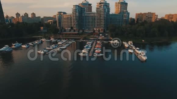 带码头和船的豪华公寓的空中景观视频的预览图
