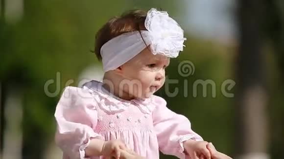 在公园里玩和跳舞的可爱女婴的特写镜头视频的预览图